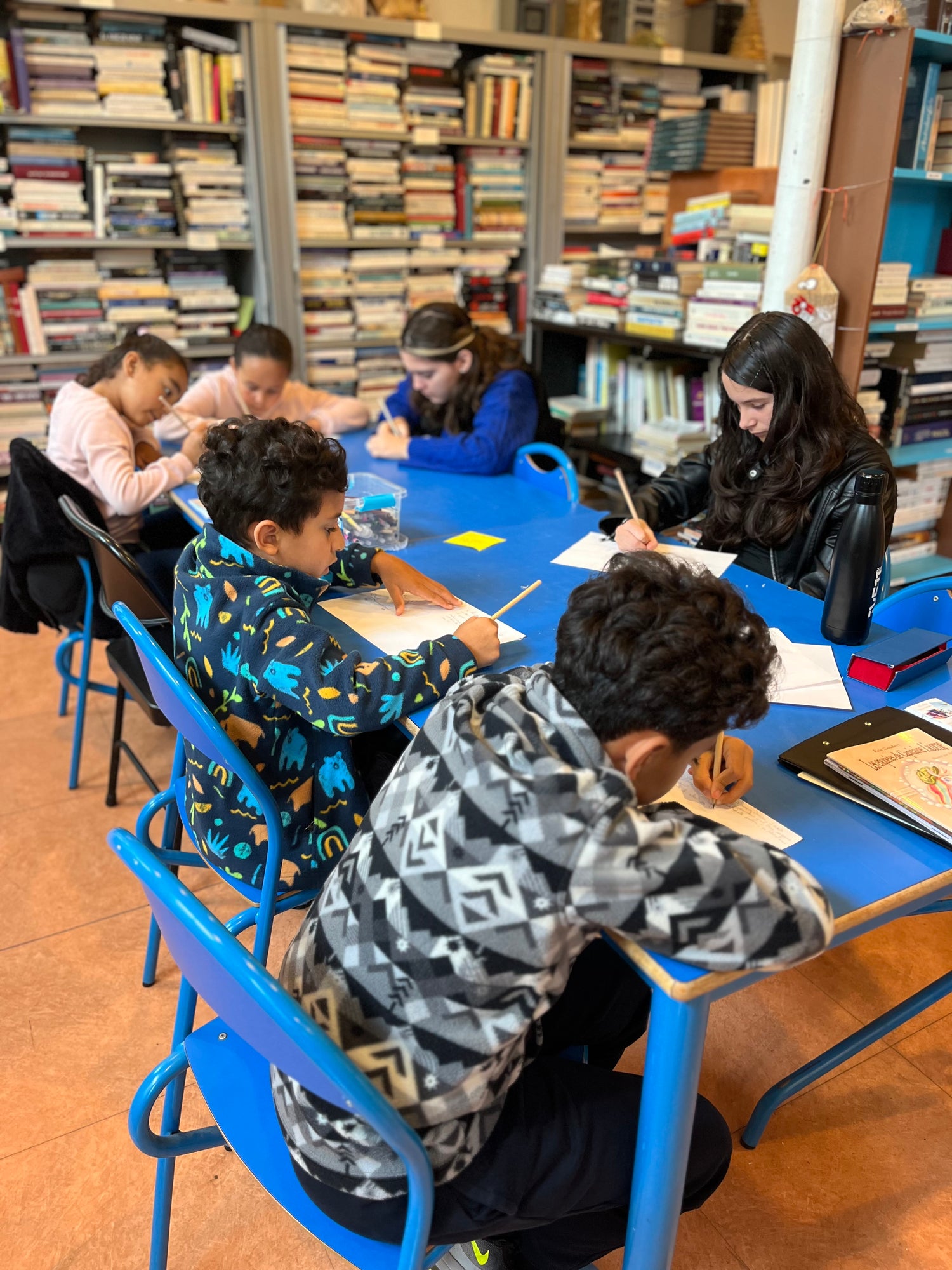Eric Coudert anime un atelier d’écriture pour enfants lors du salon du livre de Longperrier.