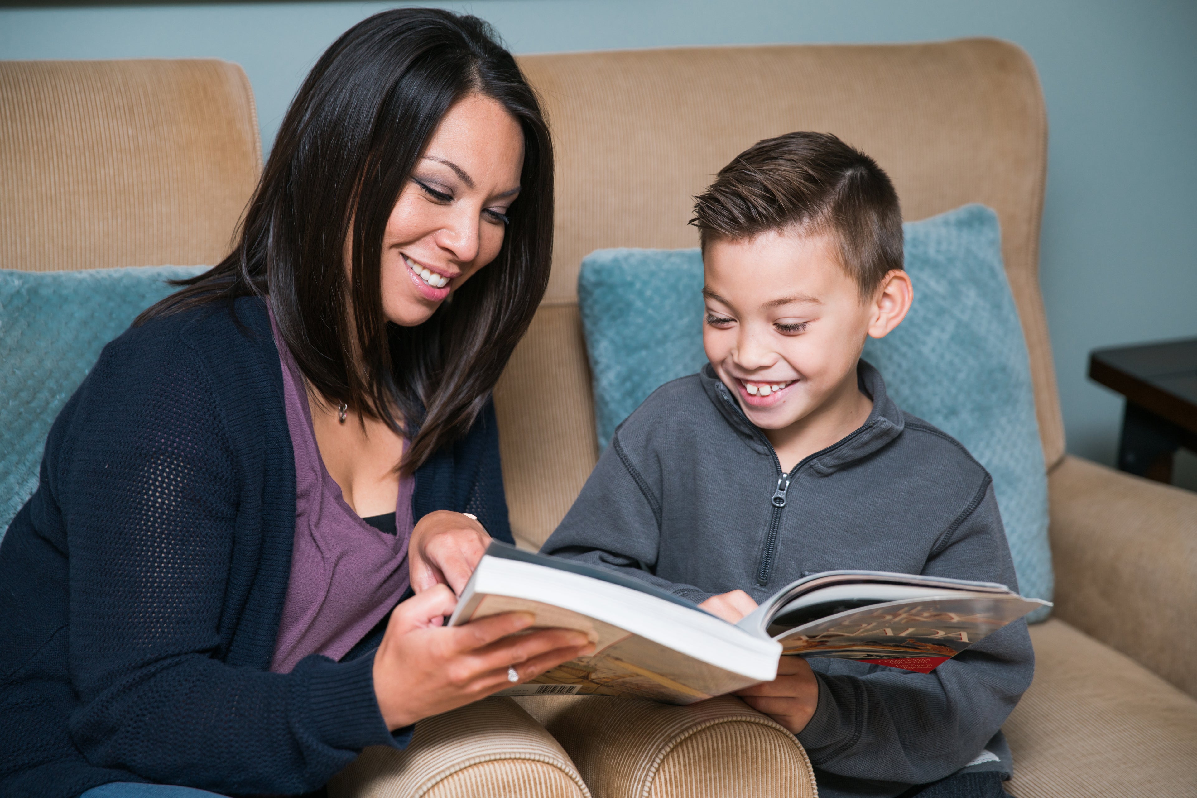 Une enfant lit un livre d’Eric Coudert avec sa mère, un moment de lecture plein de complicité.