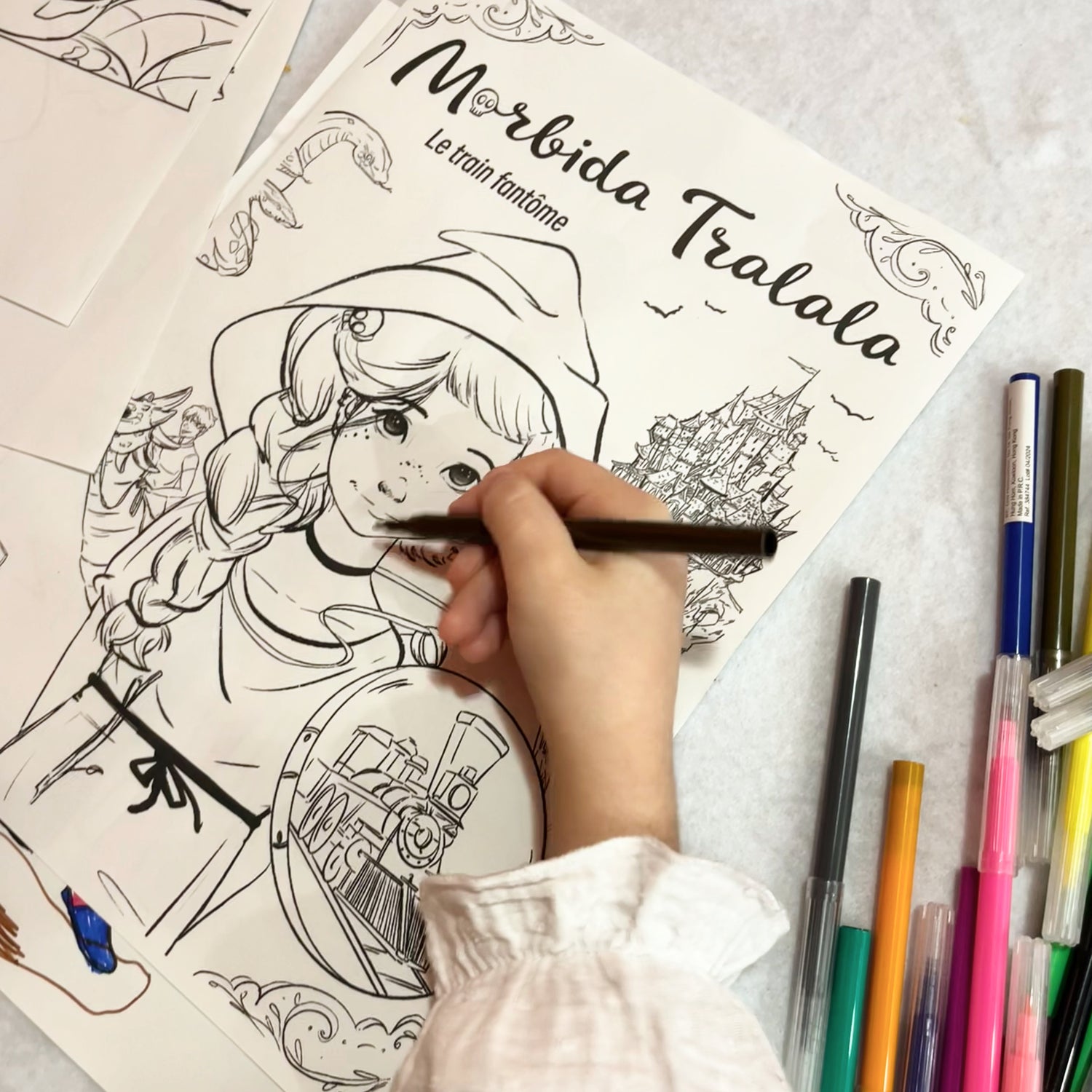 Des enfants colorient le cahier de coloriage "Morbida Tralala".