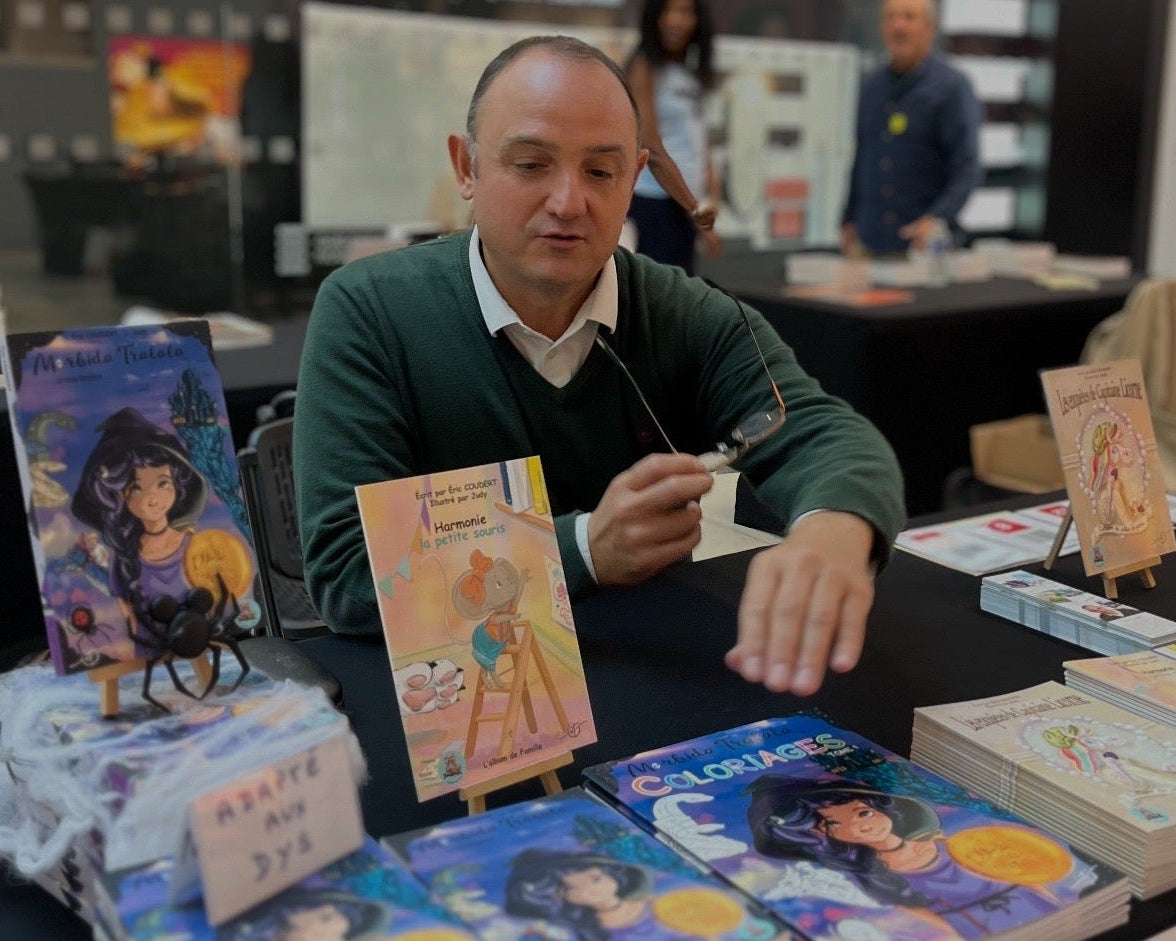 Eric Coudert, auteur jeunesse et écrivain pour enfants, souriant devant un fond coloré.