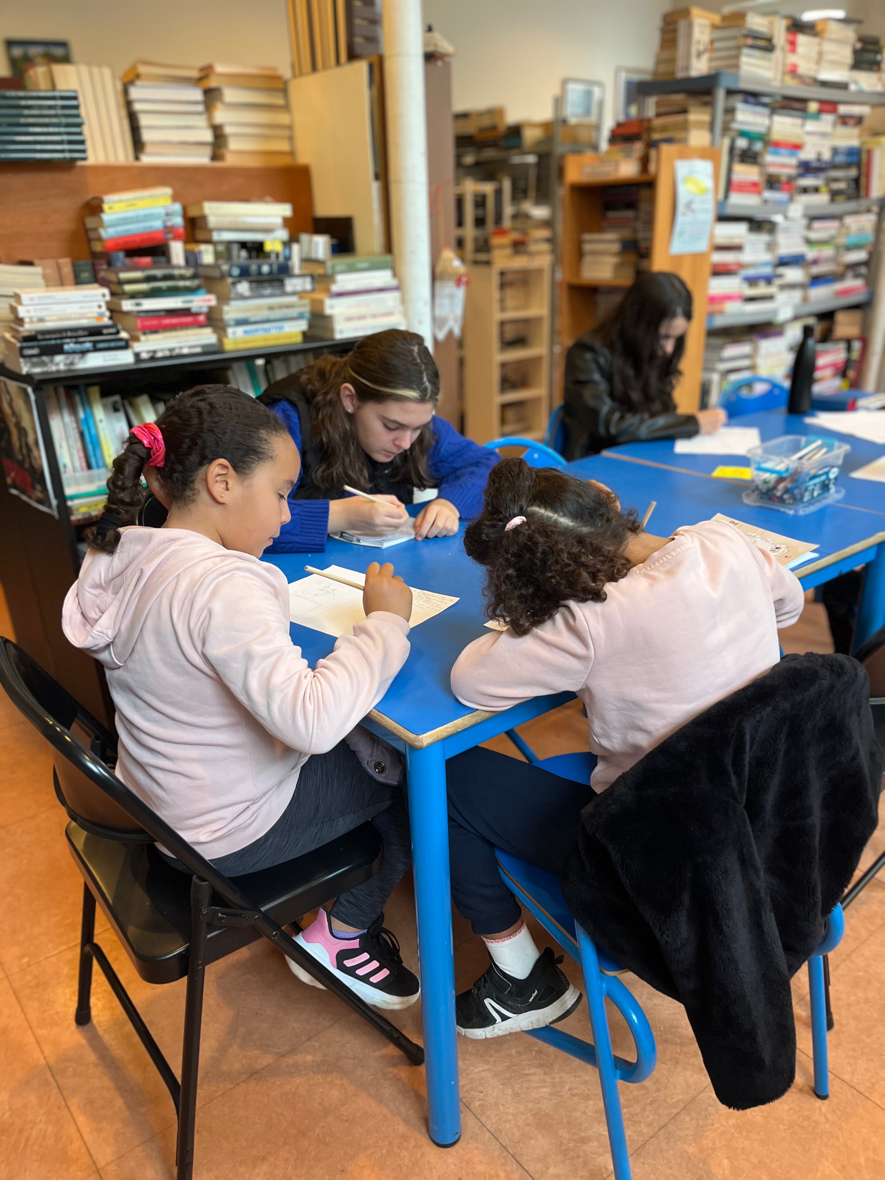 Eric Coudert anime un atelier créatif avec des enfants, combinant coloriage et activités d’écriture pour stimuler leur imagination et partager un moment de complicité.