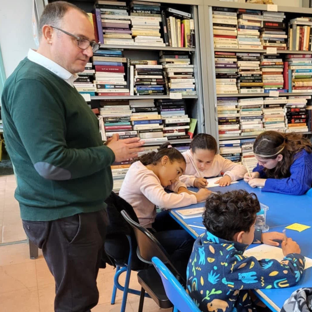 Eric Coudert anime un atelier d’écriture pour enfants, partageant sa vision de l’auteur jeunesse et encourageant l’imagination et la créativité à travers les histoires.