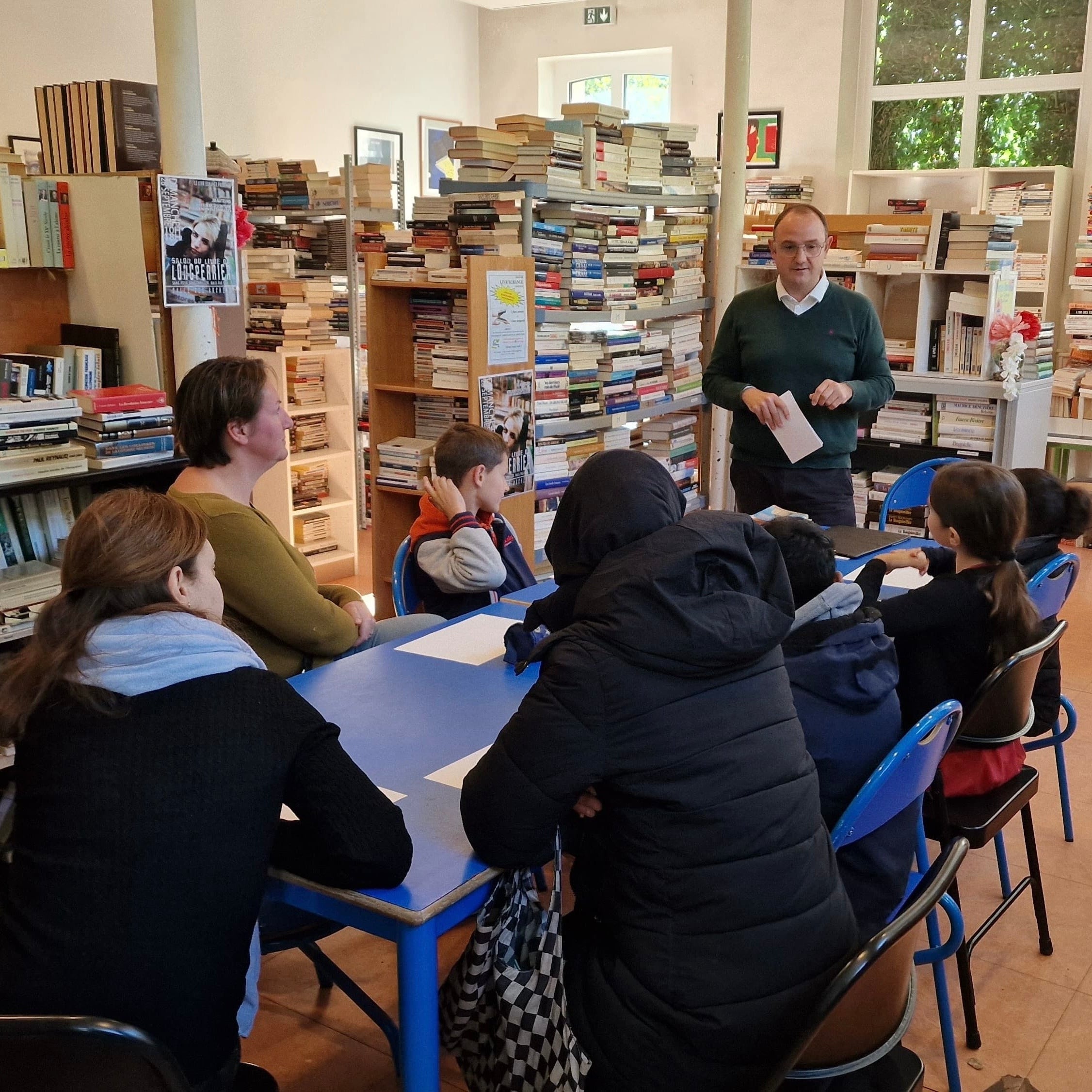 Eric Coudert anime un atelier d’écriture et de lecture, stimulant l’imagination et la créativité des enfants à travers l’échange et la narration.