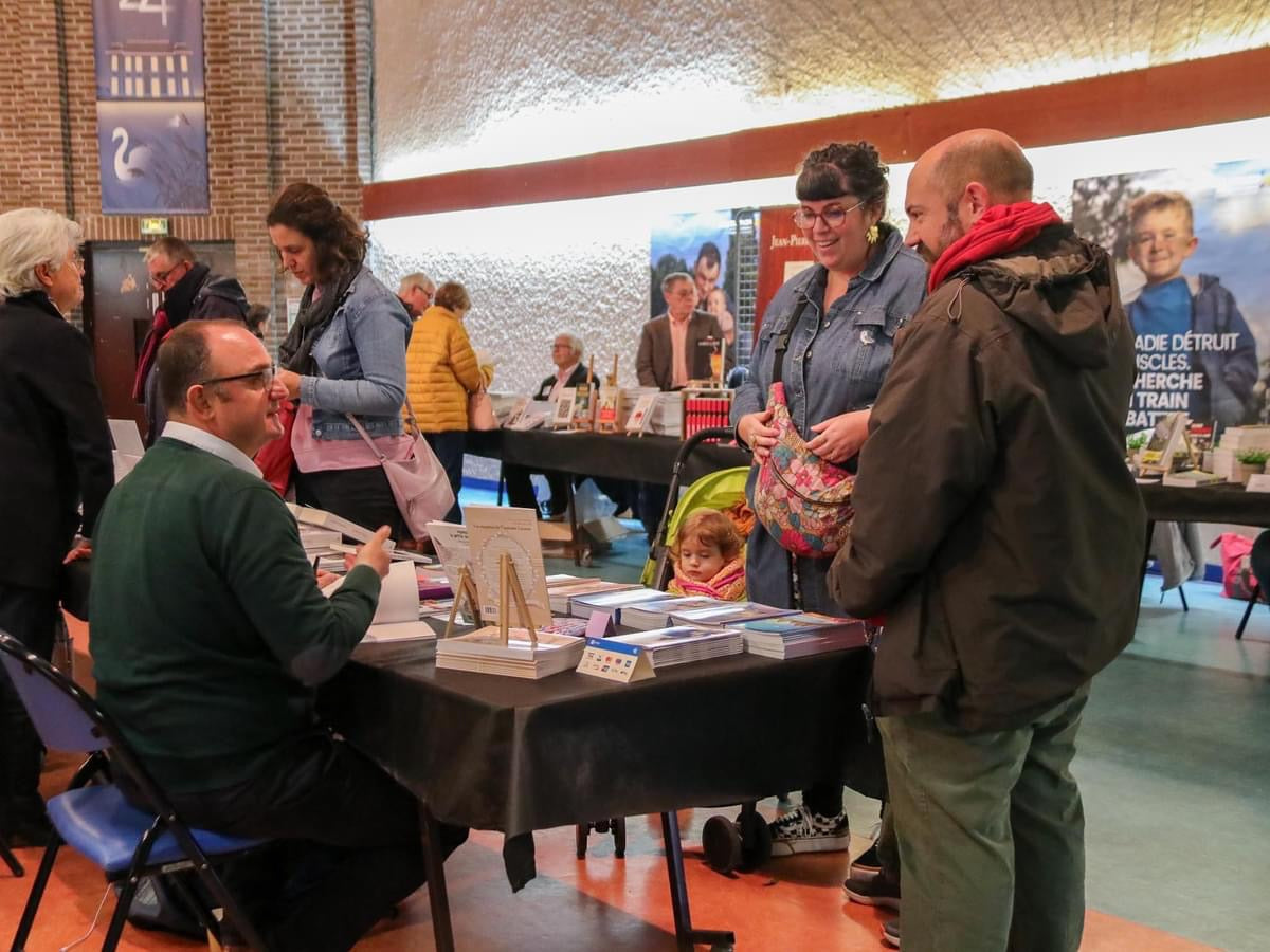 Eric Coudert en séance de dédicace, partageant un moment unique avec ses jeunes lecteurs, transformant chaque livre en souvenir précieux.