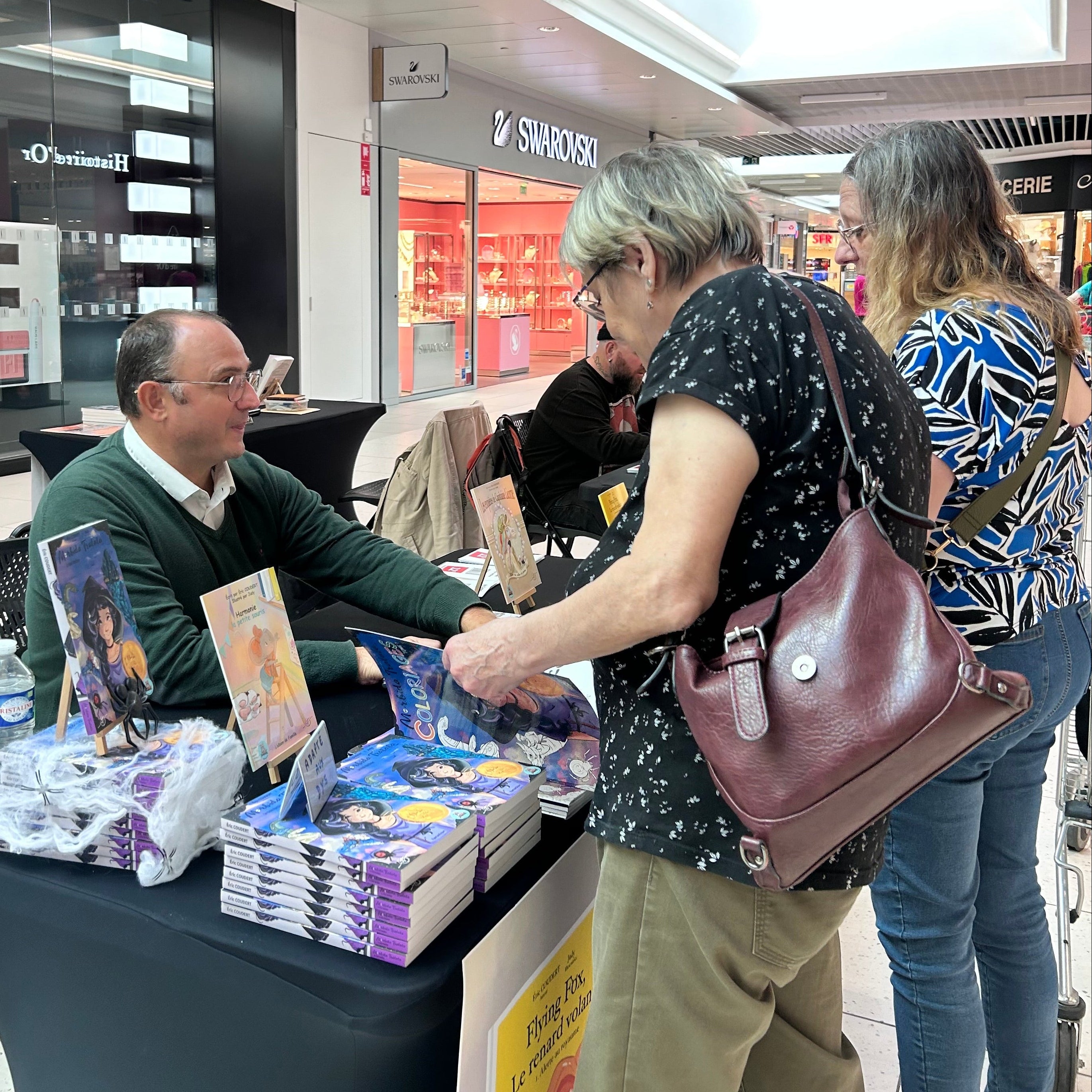 Eric Coudert en séance de dédicaces au Salon du Livre Auchan Plaisir.