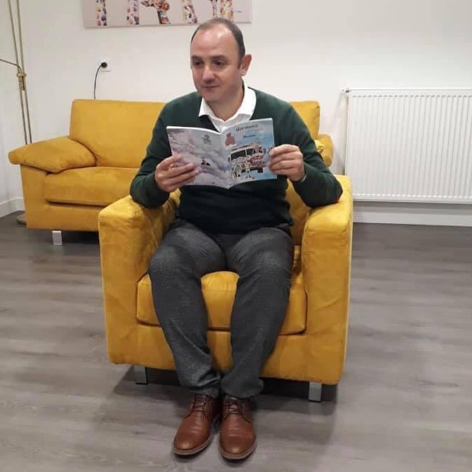 Eric Coudert anime une séance de lecture en librairie ou en salon, offrant aux enfants un moment de calme, de créativité et de complicité, au-delà d’un simple coloriage.