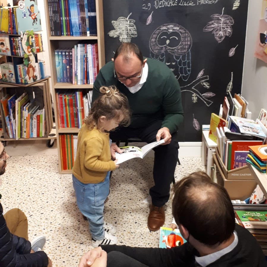 Eric Coudert, auteur jeunesse, fait aimer la lecture aux enfants lors d’une séance de lecture animée en librairie.