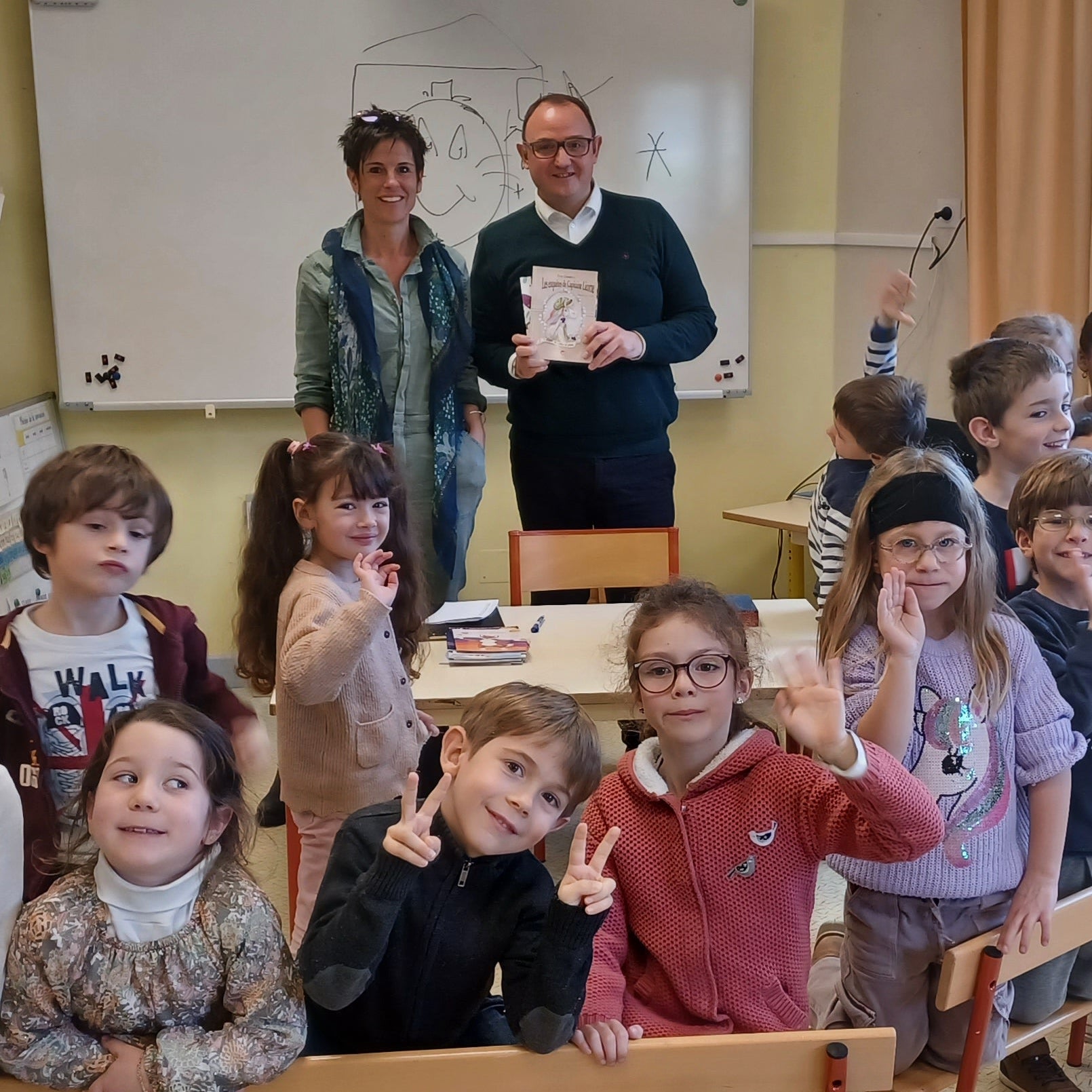 Eric Coudert lors d’une rencontre scolaire, partageant la lecture avec les enfants et leurs familles, pour lire, rêver, s’amuser et créer des souvenirs ensemble.