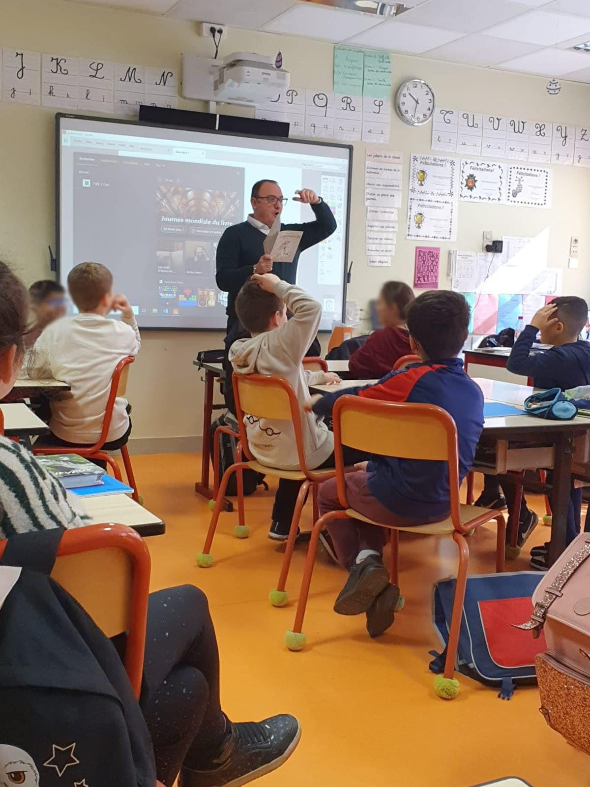 Eric Coudert fait découvrir aux enfants le métier d’auteur jeunesse et les coulisses de la création d’un livre, de l’idée à l’histoire.